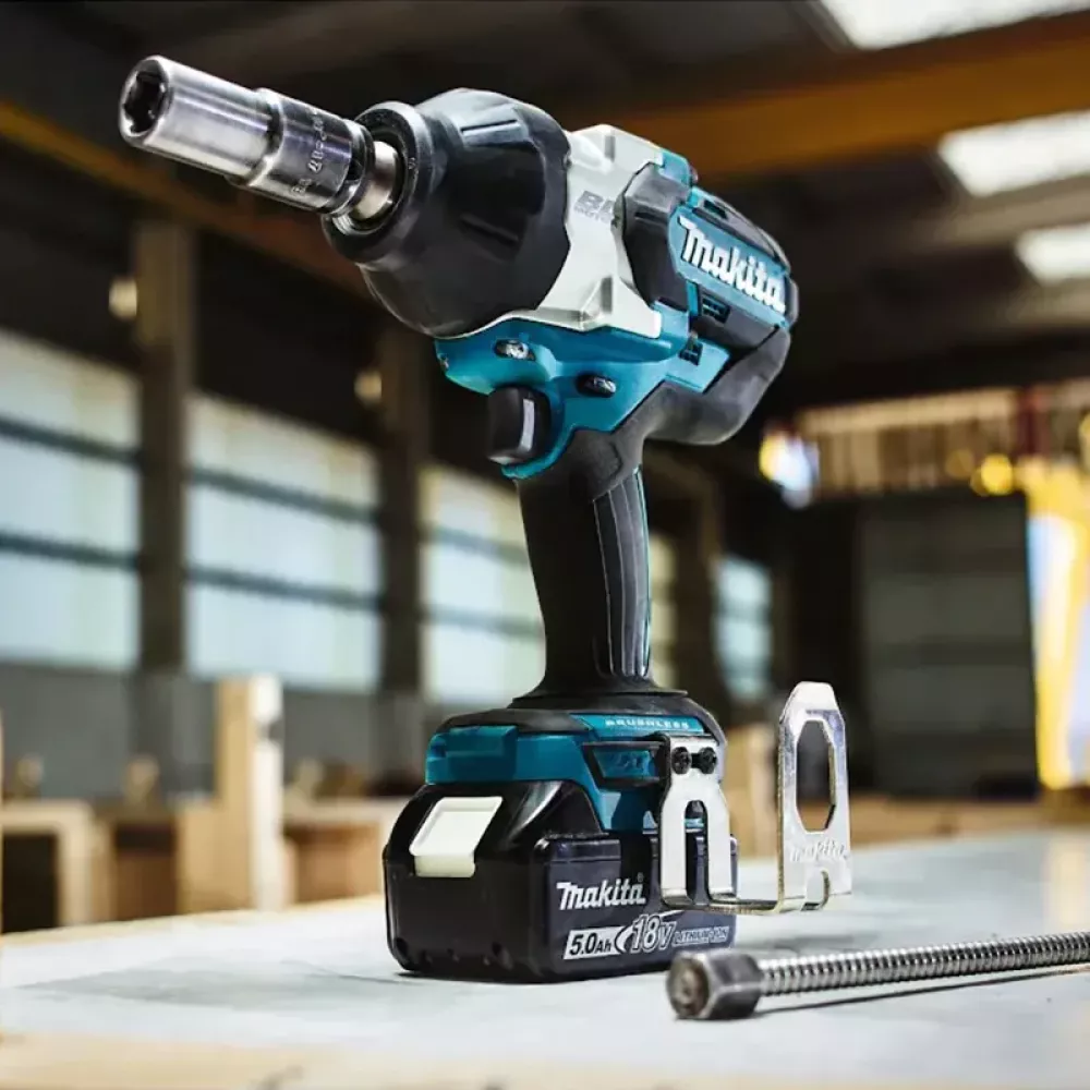 Makita DTW1002RTJ аккумуляторный ударный гайковерт (2 x 5 Ач, ЗУ)