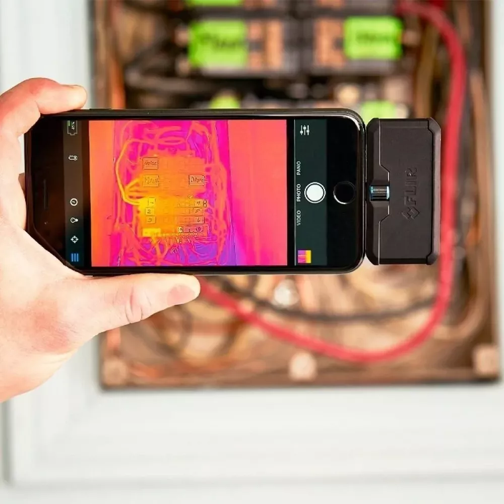 FLIR ONE Pro for iOS, INTERNATIONAL тепловизор для смартфона 435-0006-03