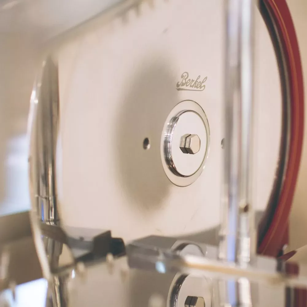 Слайсер Berkel Flywheel (Volano) P15 красный на подставке