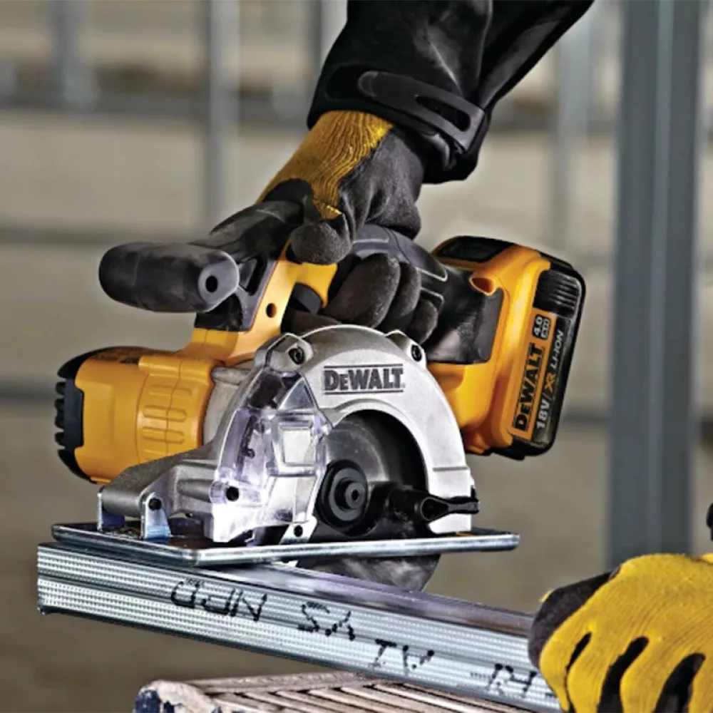 DeWalt DCS373NT-XJ аккумуляторная дисковая пила (без АКБ и ЗУ)